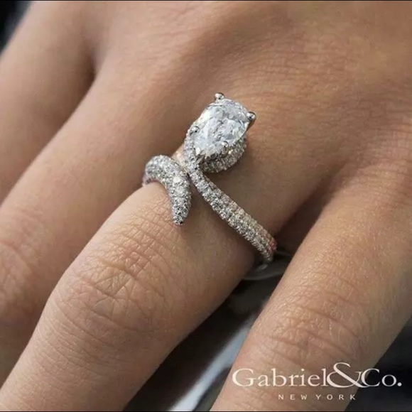 BRAND NEW 14KT/.925 SILVER WHITE TOPAZ RING SIZE 7 - Picture 2 of 2